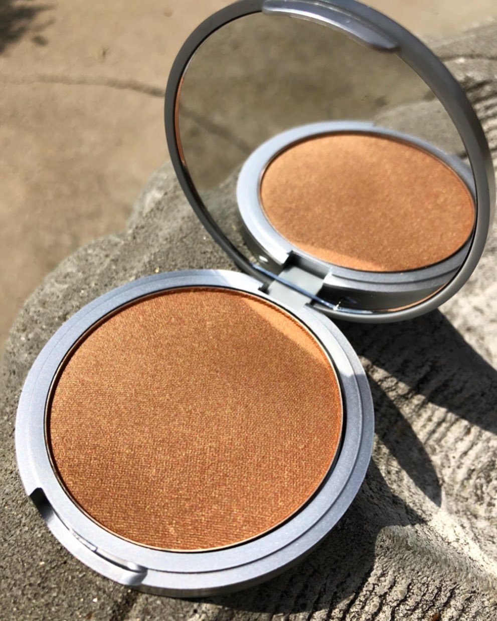 برونزر ذا بالم بيتي لو مانيزر  The Balm Betty Lou Manizer Bronzer